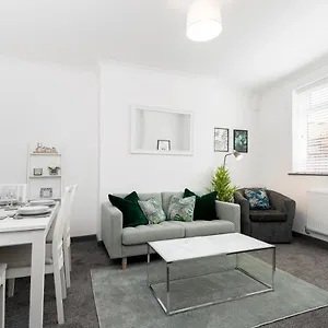 Apartment Modern Centrally Located 3 Bed With Tvs In Each Bedroom Super Fast Wifi And Crisp White Linen Hosted By Our Short, Darlington (Durham)